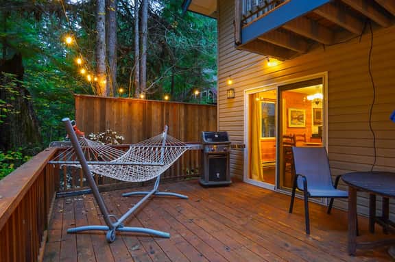 Bel Chalet Mt Baker Forest Retreat with Covered Hot Tub and Fireplace - Image 4