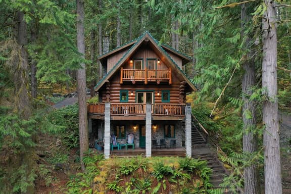 Luxe Mt Baker Retreat | Hot Tub, Balconies & Bunks