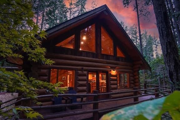 Mt Baker Log Cabin | Wood Firepace + Fast WiFi