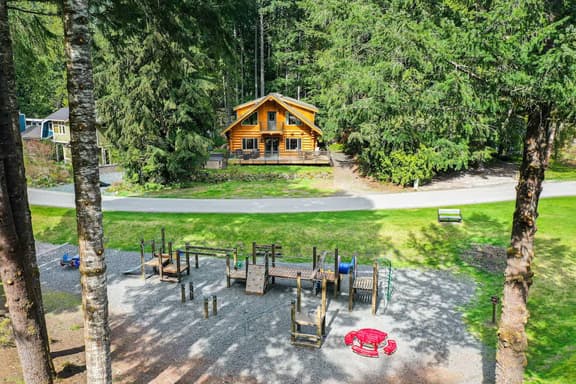 Mt Baker Escape | Hot Tub, Arcade+ Fireplace & BBQ