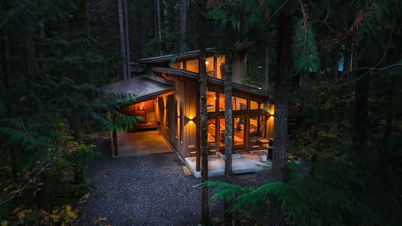 Modern Luxury Woodland Escape Near Mt. Baker!