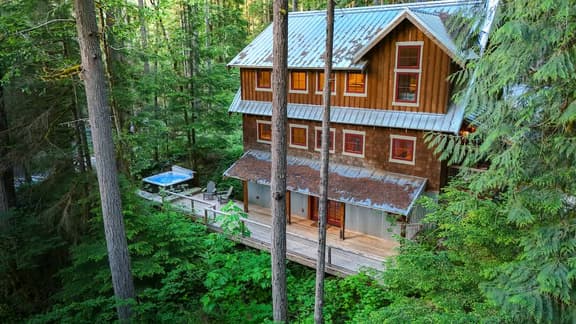 The Shuksan | Heated Pool, Pickleball & Pingpong!