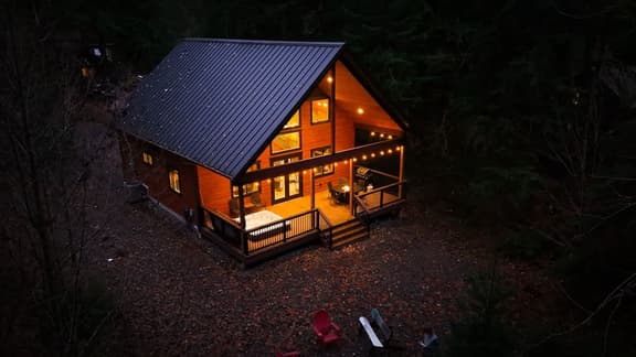 Mountain Retreat: Fireplace and private hot tub!