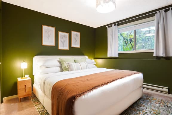 Romantic Mt. Baker Condo w/ King Bed, Dogs Invited