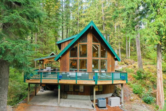 Luxury Cedar Chalet + Sauna + Hot Tub + EV charger