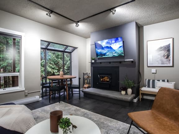 Weekend Escape + Pets OK + Wood Burning Fireplace