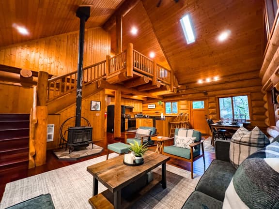 Mt. Baker Log Cabin | Fireplace + Fast WiFi - Image 1