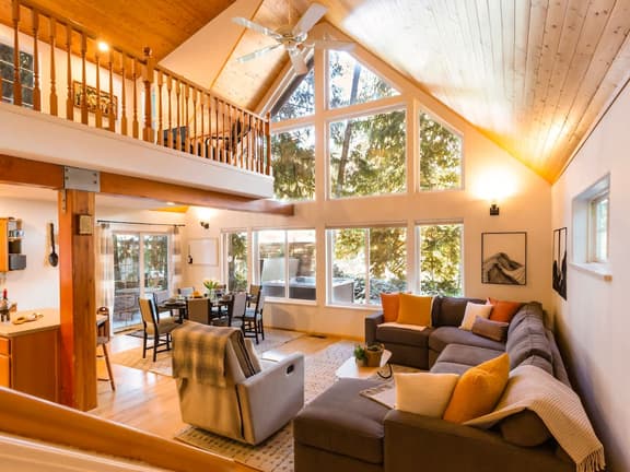 Mt Baker Cabin-Hot Tub, Fireplace & EV Charger - Image 1