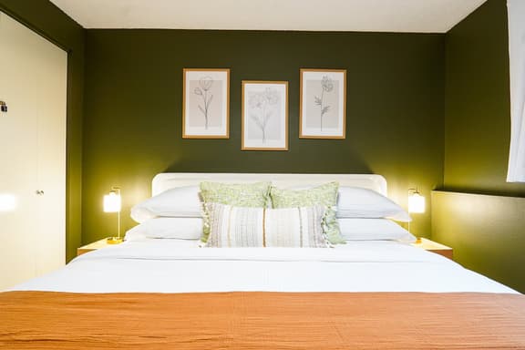 Romantic Mt Baker Condo King Bed, Dogs Invited - Image 1