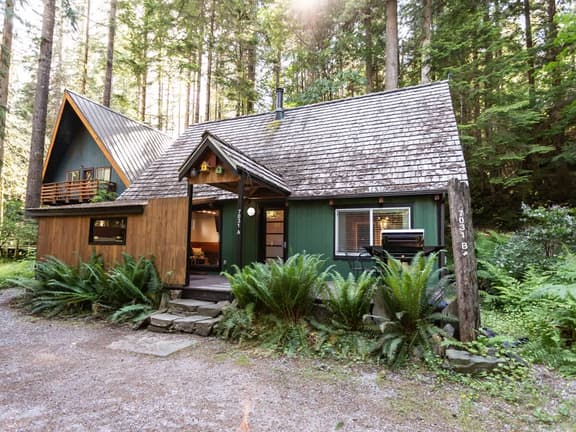The Birdhouse | Hot Tub, EV Charger & Pool - Image 1