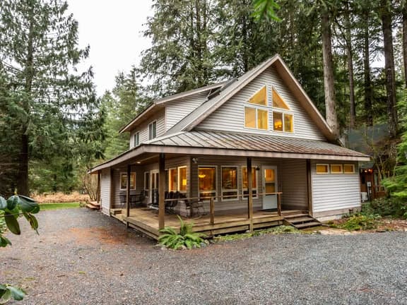 Naturbyn Retreat | Hot Tub & Snowline Pool - Image 1