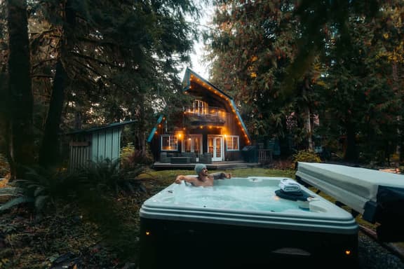 Design-Forward Mt. Baker Chalet + Hot Tub - Image 1