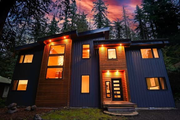 Mt Baker Luxe Chalet: Hot Tub, King Suites, Pet Friendly - Image 1