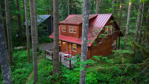 Glacier Pines | King Bed, Fireplace + AC - Image 1